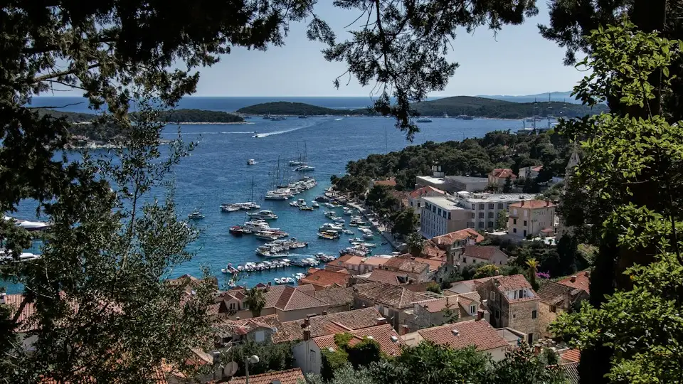 Kuće za odmor iznad luke u gradu Hvaru