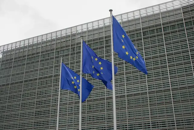 Zastave Europske unije ispred Europske komisije u Bruxellesu